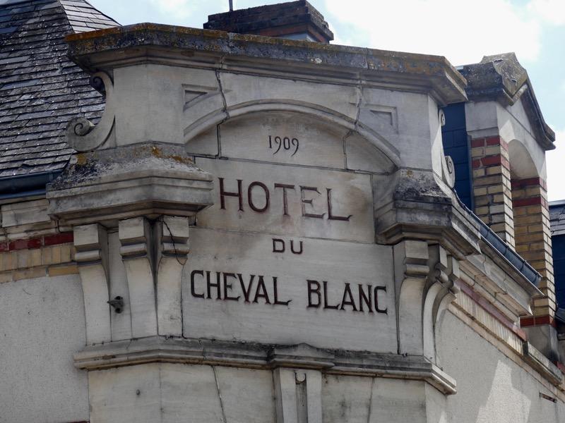 Отель Le Cheval Blanc Jargeau Экстерьер фото